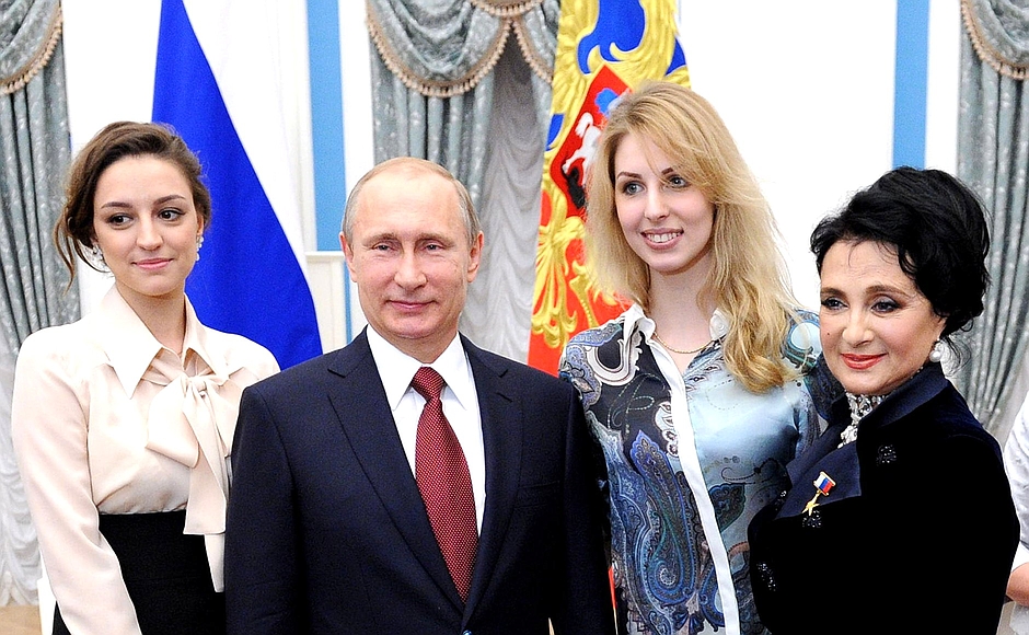 Владимир Путин с участниками церемонии награждения медалью «Герой Труда Российской Федерации»