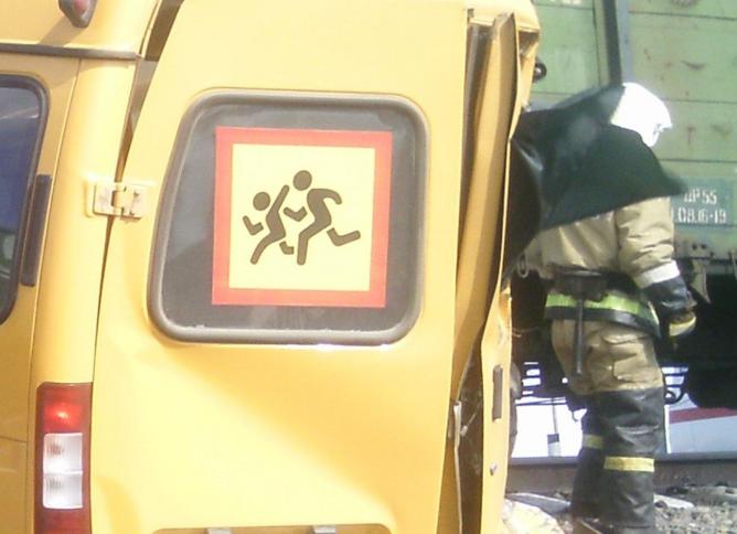 В Омской области поезд протаранил микроавтобус со школьниками В Омской области поезд протаранил микроавтобус со школьниками