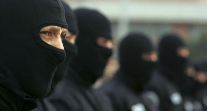В мэрию Сухого Лога нагрянули «маски-шоу» В мэрию Сухого Лога нагрянули «маски-шоу»