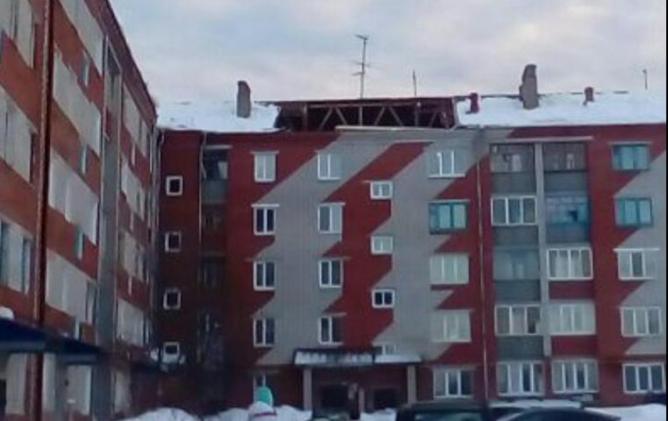 В Красноуфимске обрушилась крыша многоэтажки В Красноуфимске обрушилась крыша многоэтажки