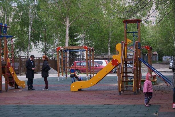 В Екатеринбурге разгорелся конфликт вокруг сноса детской площадки В Екатеринбурге разгорелся конфликт вокруг сноса детской площадки
