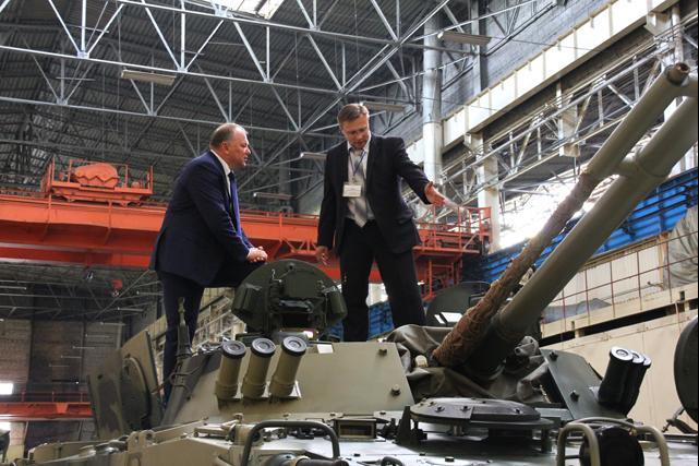 Фото: Сайт ПАО «Курганмашзавод», http://www.kmz.ru На фото: Полномочный представитель Президента РФ в УрФО Николай Цуканов в сборочно-сдаточном производстве Курганмашзавода; главный конструктор ОАО "СКБМ" Сергей АБДУЛОВ рассказывает Николаю ЦУКАНОВУ о боевом модуле БМП-3. Фото: Сайт ПАО «Курганмашзавод», http://www.kmz.ru