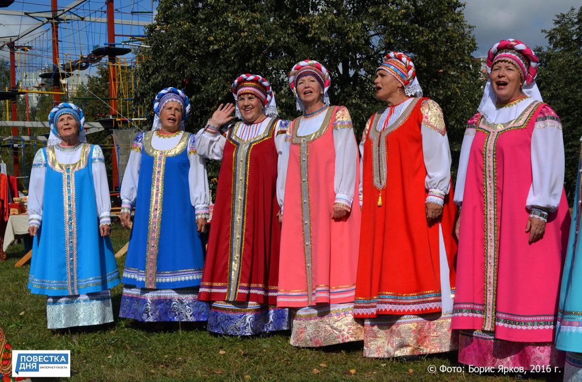 Какая национальность на урале. Жители Урала. Народы среднего Урала. Народные праздники Южного Урала. Население среднего Урала.