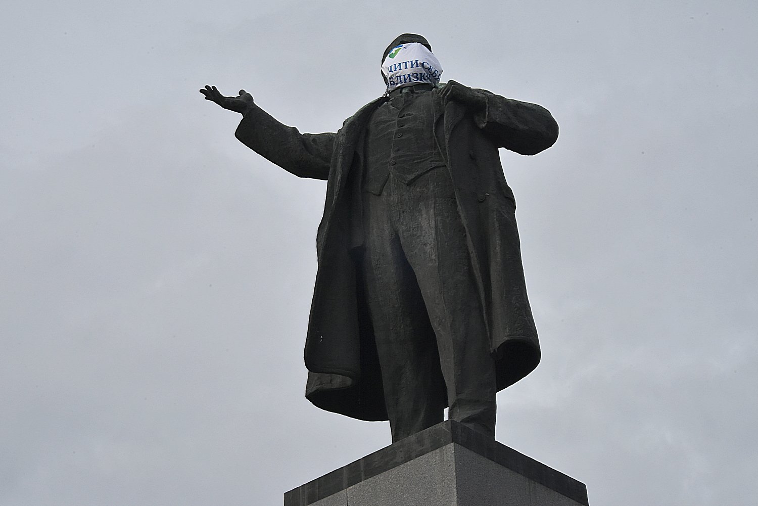 Памятник Свердлову в Екатеринбурге в маске