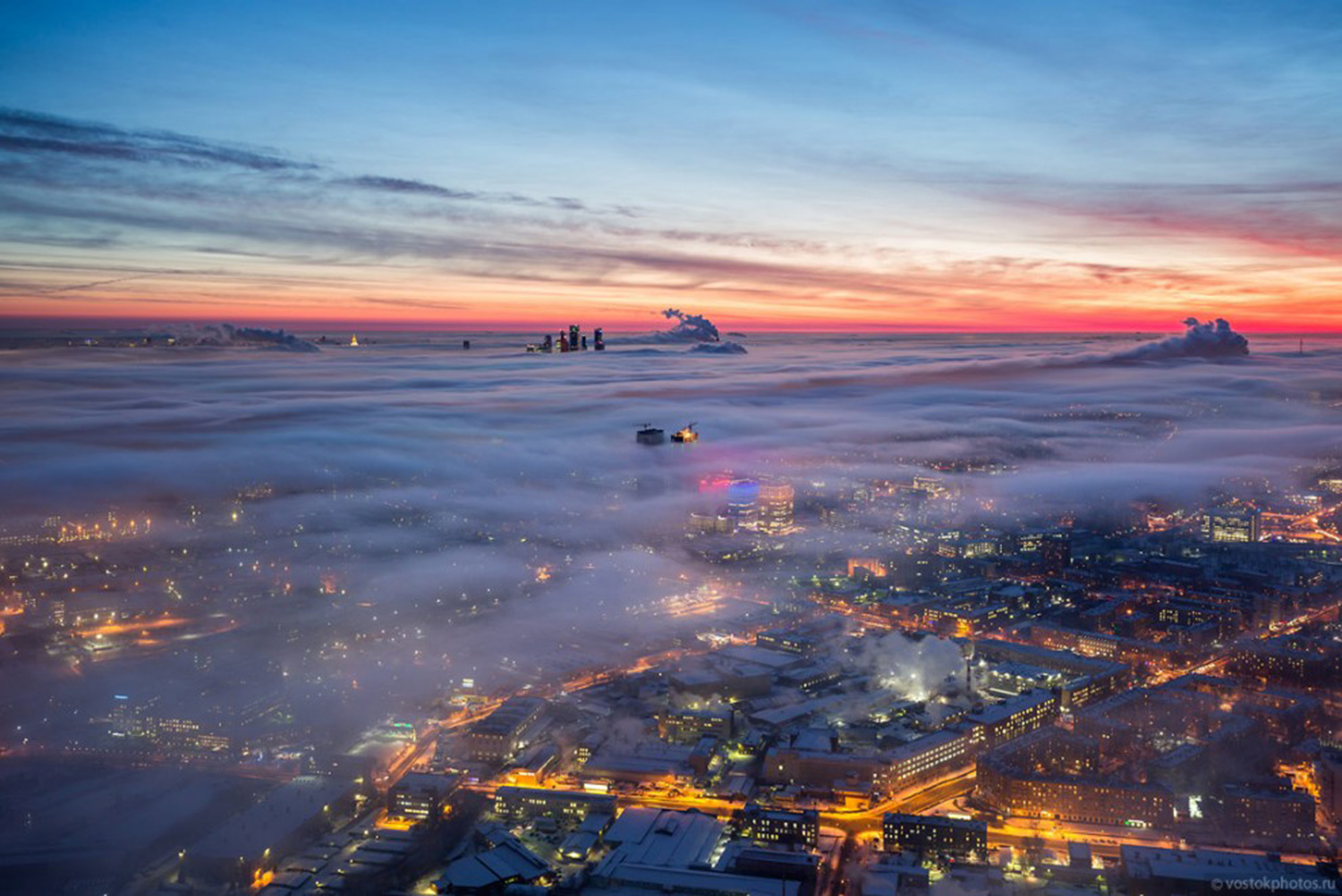 Облака москва. Дмитрий Чистопрудов фотограф. Рассвет с высоты птичьего полета. Облака над городом. Город под облаками.