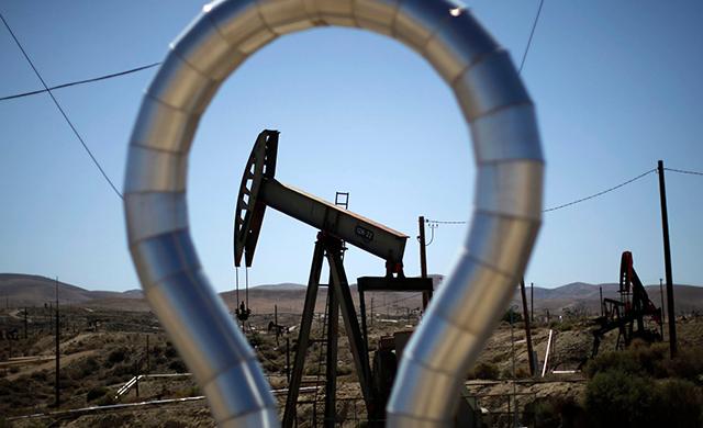 Сечин предложил сократить добычу нефти в России