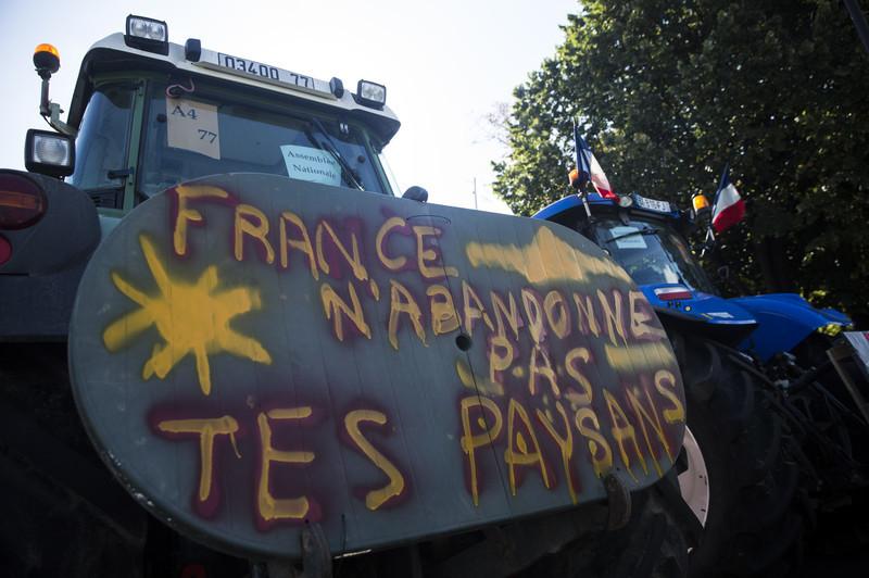 Более полутора тысяч фермеров со всей Франции вышли, а точнее выехали на тракторах, на акции протеста