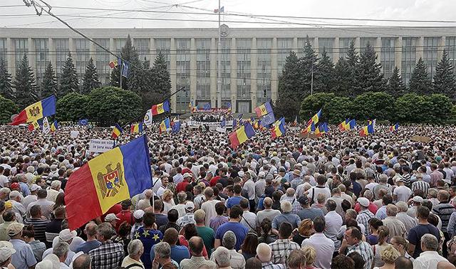 В центре Кишинева протестующие установили палаточный городок