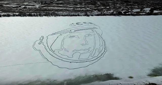 На льду нарисовали портрет Юрия Гагарина