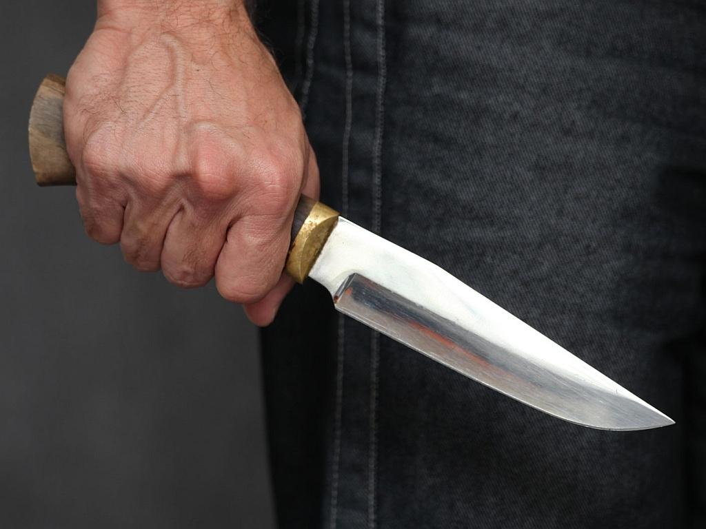 В Екатеринбурге неизвестный напал с ножом на женщину-дворника