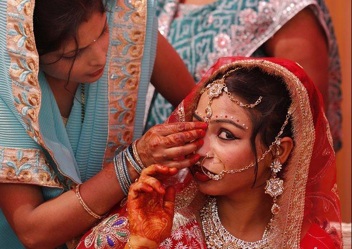 Невеста готовится к свадебной церемонии в местном храме
