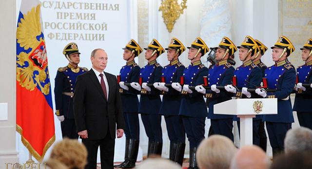 Путин вручил в Кремле государственные премии в области литературы, искусства и гуманитарной деятельности Путин вручил в Кремле государственные премии в области литературы, искусства и гуманитарной деятельности