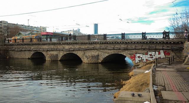 В Екатеринбурге разрушается старейший каменный мост города