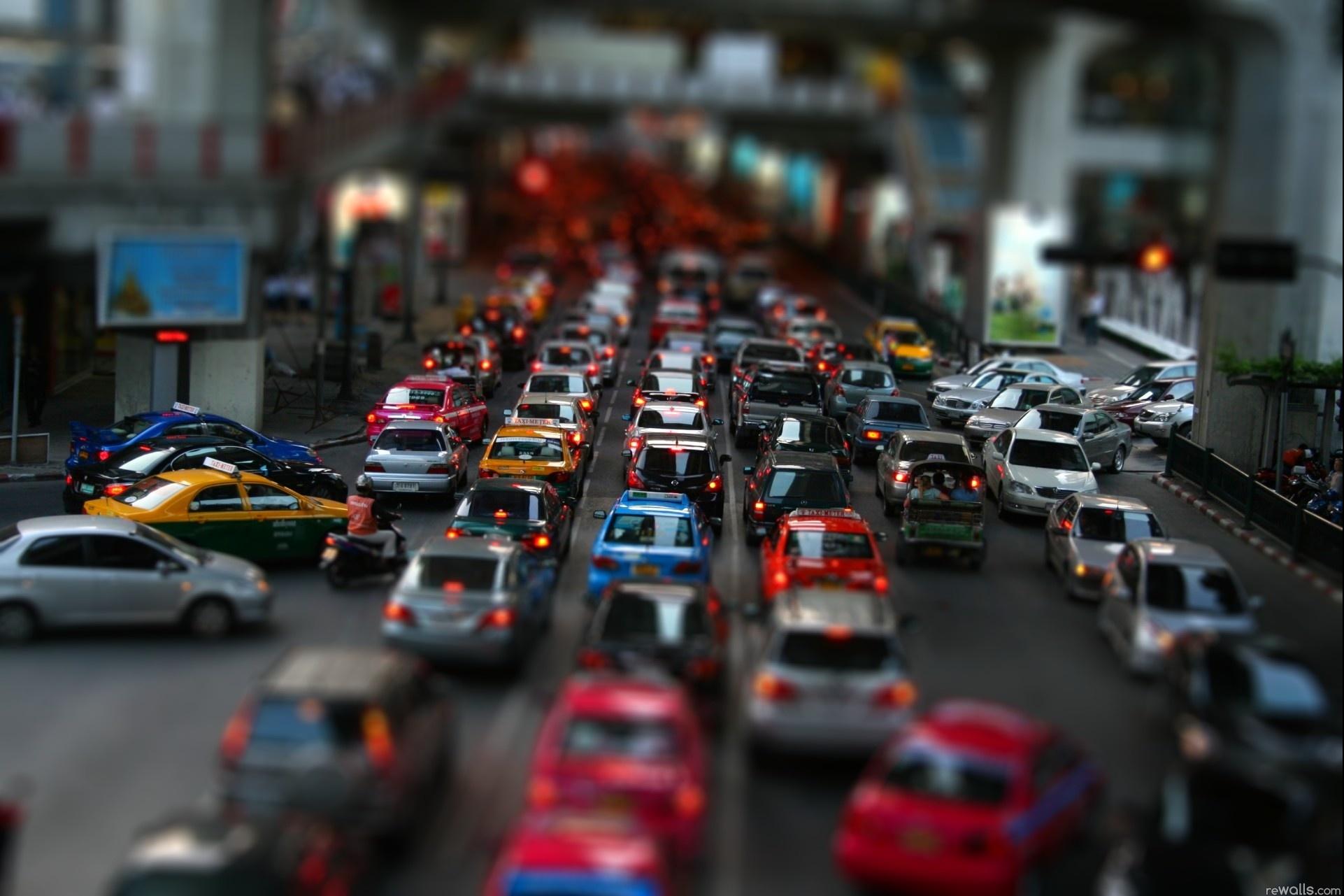 Car street. Tilt Shift архитектура. Много машин на дороге. Машины в городе. Машина едет по городу.