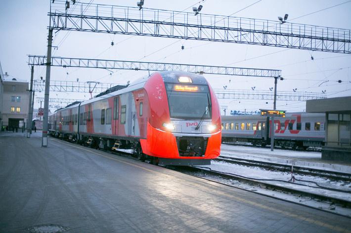 Электропоезда екатеринбург нижний. Электропоезда Ласточка Уральские локомотивы. Эс2г Уральский завод. Электропоезд Ласточка пассажирский Екатеринбург. Ласточка Курган Екатеринбург.