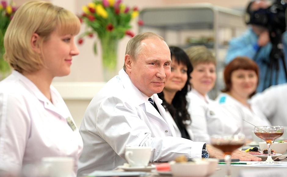 Путин пообещал врачам рост зарплат