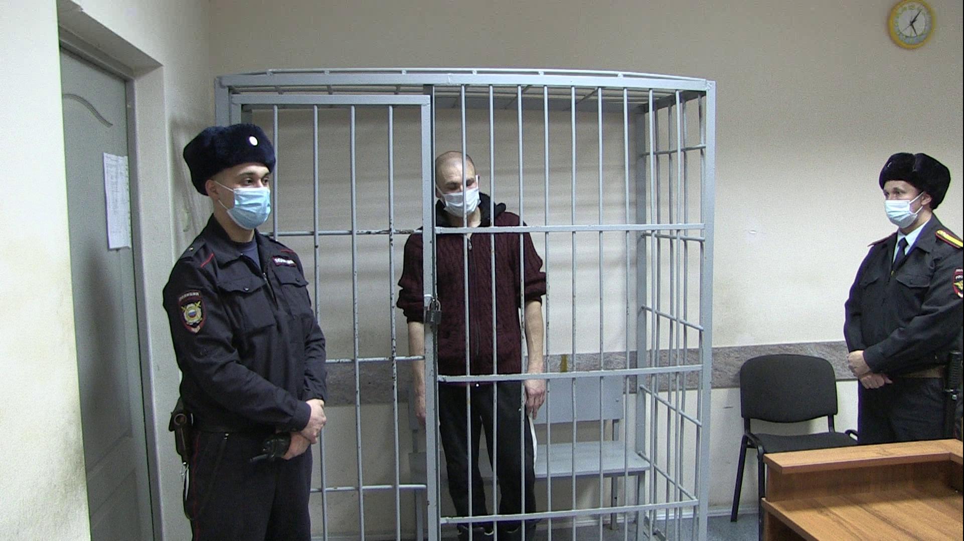 Банк нападение. Задержанные в отделении полиции. Полицейский в суде. Суд уголовное дело. Ограбление банка в Екатеринбурге.