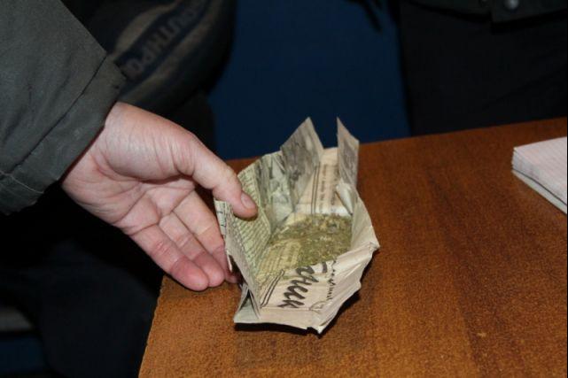 В Екатеринбурге судимые за грабёж подростки взяли с собой в суд наркотики