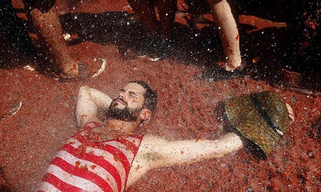 Ежегодный фестиваль Ла Томатина (La Tomatina) проходит в последнюю среду августа в Валенсии в городе Буньоль Ежегодный фестиваль Ла Томатина (La Tomatina) проходит в последнюю среду августа в Валенсии в городе Буньоль