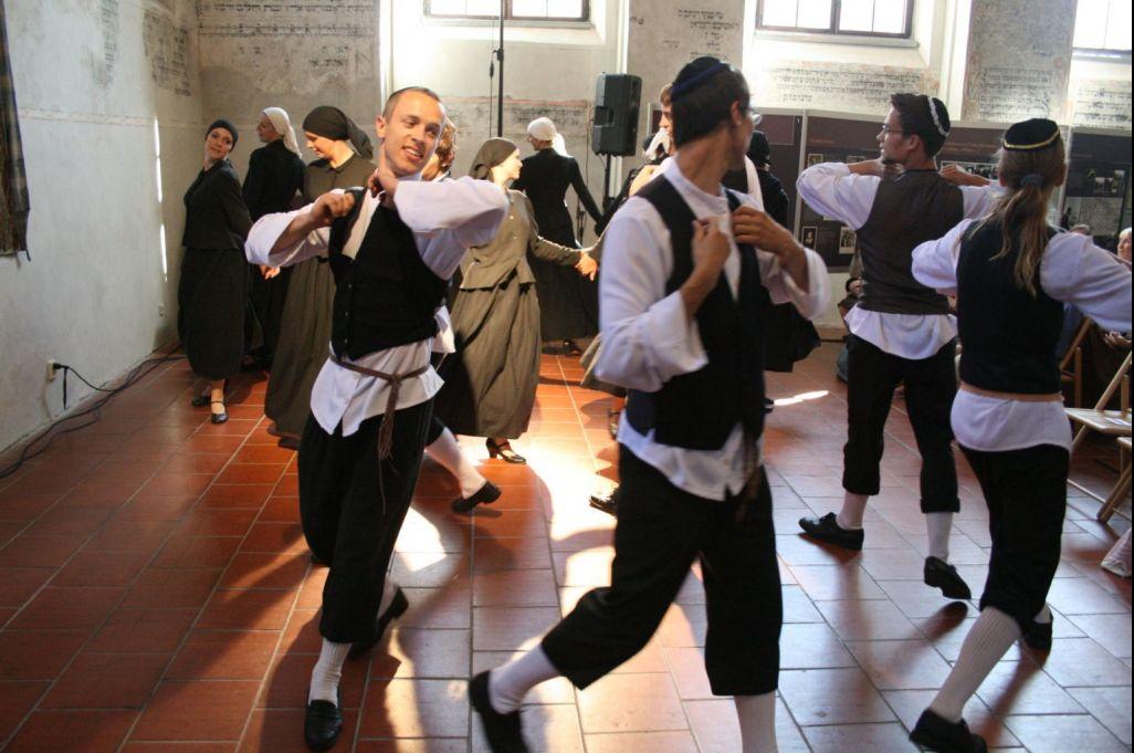 Еврейская хава нагила. Еврейский народный танец Хава Нагила. Хава Нагила танец.