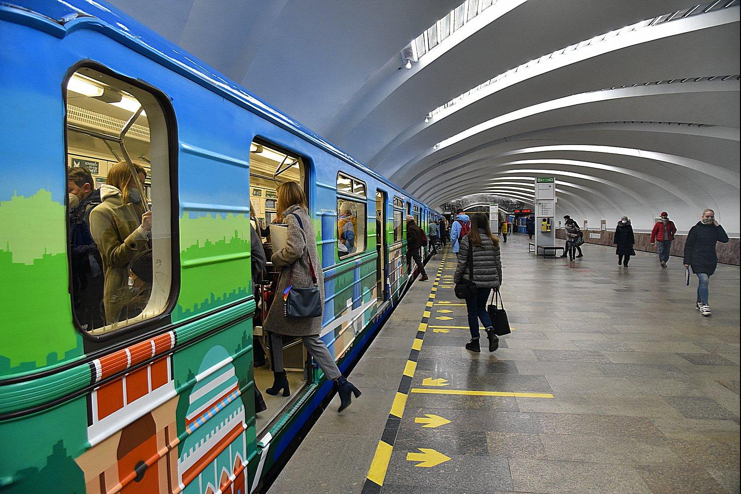 Метро екб. Екатеринбургский метрополитен. Вагон метро Екатеринбург. Подземка метро в Екатеринбурге. Метро ЕКБ вагоны.