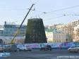 На главной площади Екатеринбурга идет монтаж новогодней елки
