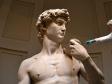 Реставратор очищает статую Давида работы Микеланджело