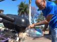Житель Бразилии Риккардо Азеведо с помощью школьного учебника по химии сконструировал мотоцикл, работающий на воде