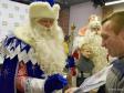 Уральский Дед Мороз раздает не только подарки и знаки качества, но автографы