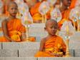 Буддийские монахи отмечают праздник Макха Буча
