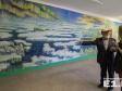Сторож школы № 168 города Екатеринбурга Валерий Храмов сделал детям к началу учебного года настоящий подарок – превратил стены трехэтажного здания в картинную галерею