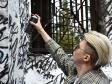 Покрас Лампас вместе с екатеринбуржцами восстановил испорченную вандалами работу (фото)