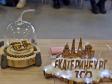 Екатеринбургские школьники сделали сувениры из елей, росших у мэрии (фото)