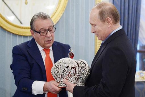Хазанов подарил Путина копию короны Российской империи