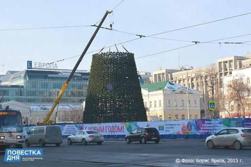 На главной площади Екатеринбурга идет монтаж новогодней елки