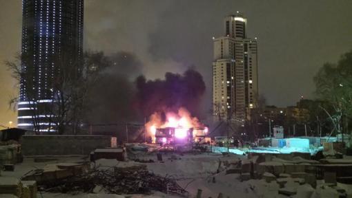 Ночью в Екатеринбурге возле башни «Исеть» произошёл крупный пожар
