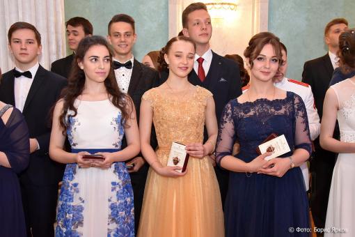 На Императорском балу в Екатеринбурге выпускников школ наградили медалями «Преуспевающему»