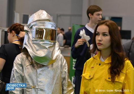 Школьники всем классом идут на производство