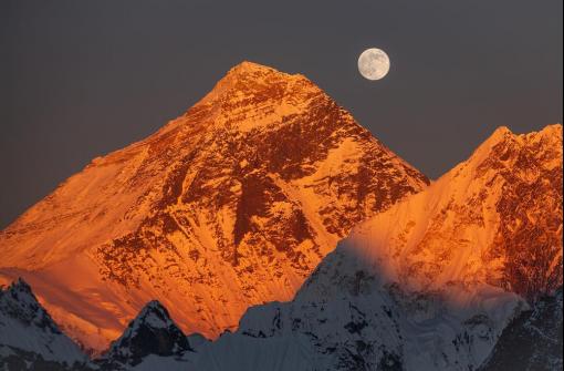 Российская экспедиция отправится на Эверест для капсулирования погибших альпинистов
