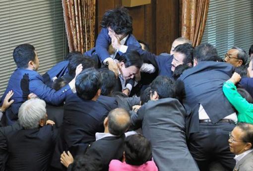 В парламенте Японии на этой неделе произошла драка во время обсуждения пакета законопроектов, позволяющего стране воевать за рубежом