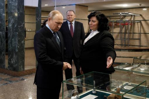 Путину подарили в Югре пояс охотника, оберегающий от злых духов