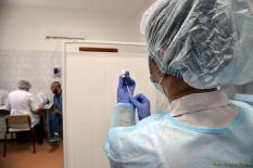 Минздрав временно прекратил закупки и поставки вакцины «ЭпиВакКорона»