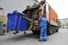 РЭО предложил запретить россиянам выбрасывать одежду в мусорные баки
