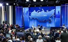 Журналист из Екатеринбурга сделал предложение девушке во время Прямой линии 