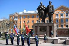 В Ревде открыли обновленный монумент «Землякам–героям, ковавшим победу на фронте и в тылу»