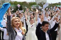 Тысячи уральцев исполнили Вальс Победы