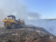 В Верхней Пышме пожарные продолжают бороться с пожаром на полигоне ТБО