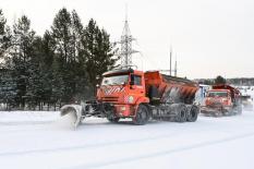 Почти 200 единиц техники расчищали свердловские дороги в новогоднюю ночь
