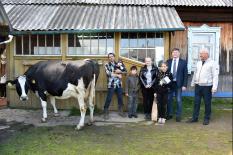 Многодетной семье из Березовского подарили корову «два в одном» (фото)