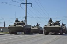 В большинстве крупных городов парады пройдут без военной техники